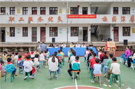 “银联诗歌POS机”公益图书馆揭牌 (5).jpg